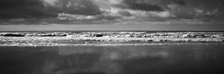 black and white ocean waves photography