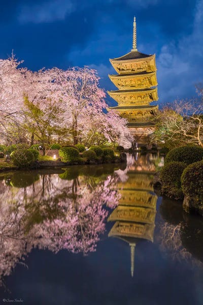 Pagodas: Sakura Nights (Kyoto, Japan) by Chano Sánchez