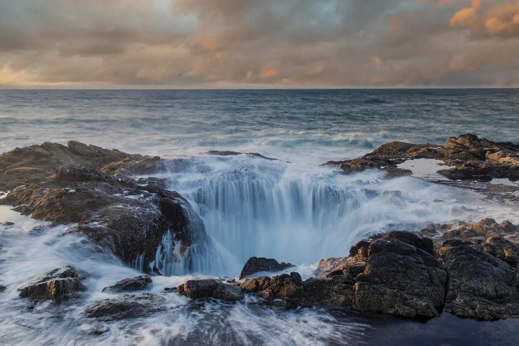 USA, Oregon, Cape Perpetua And Thor's' Well At Sunset