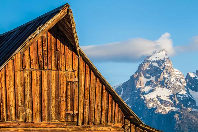 USA, Wyoming, Grand Teton National Park, Jackson, Barn roof in early morning