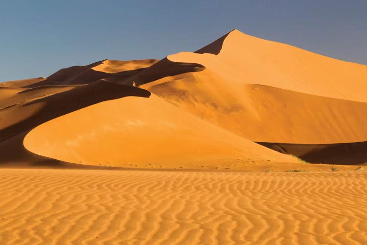 Namibia, Namib-Naukluft National Park, Sossusvlei. Scenic red dunes.
