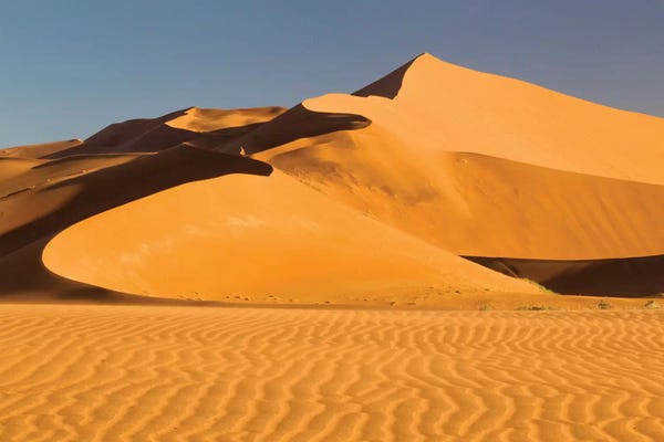 Namibia, Namib-Naukluft National Park, Sossusvlei. Scenic red dunes.