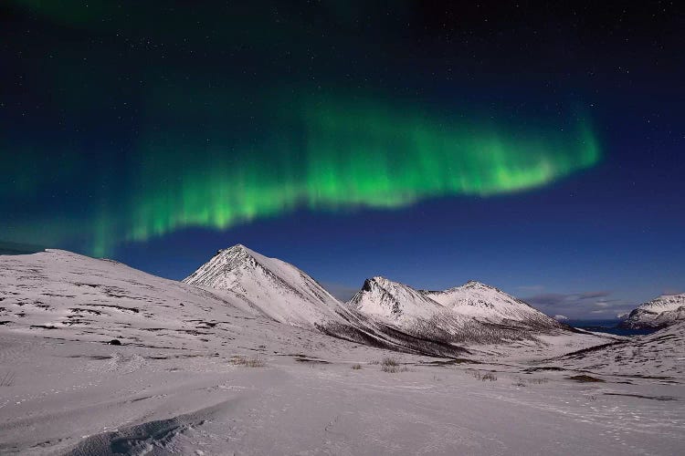 Aurora Borealis In The Mountains
