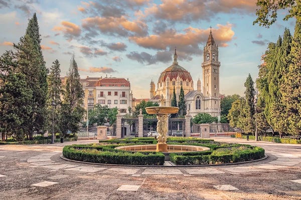 Fountains: Fuente De Las Cuatro Gracias by Manjik Pictures