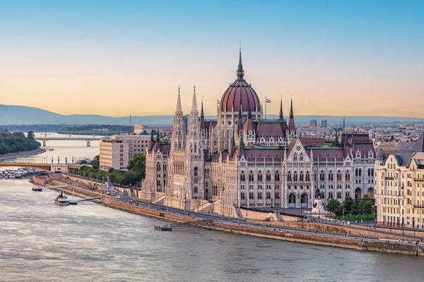 Hungary: Bupadest Monument by Manjik Pictures