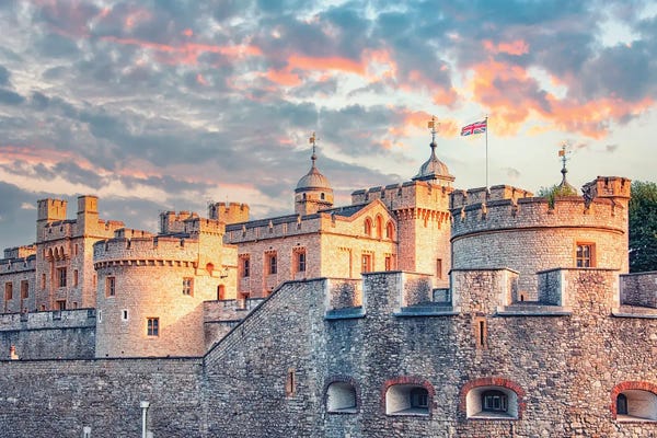 Castles & Palaces: The Tower Of London by Manjik Pictures