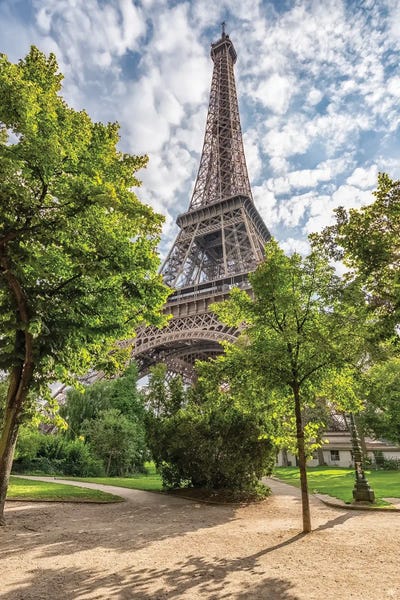 Famous Buildings & Towers: The Eiffel Tower by Manjik Pictures