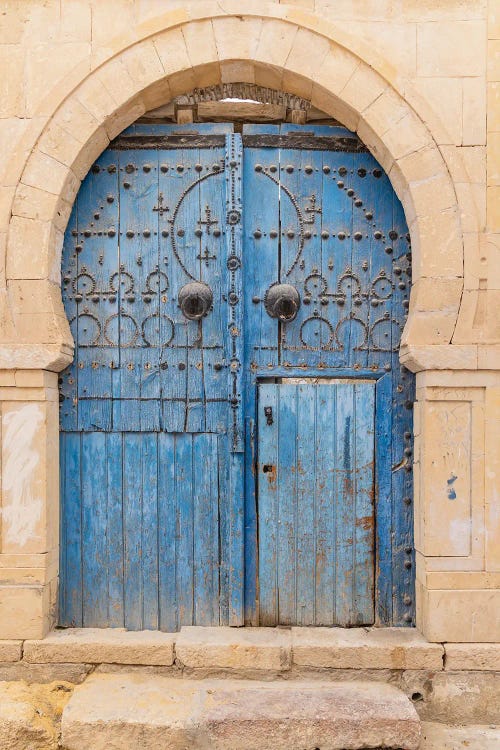 Kairouan, Tunisia. A Blue Door In A Keyhole Arch, Also Known As A Moorish Arch.