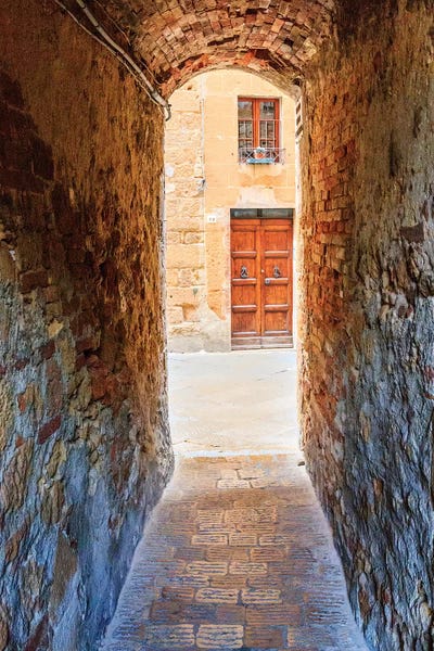 Italy, Tuscany, province of Siena, Chiusure. Hill town. Narrow passageway.