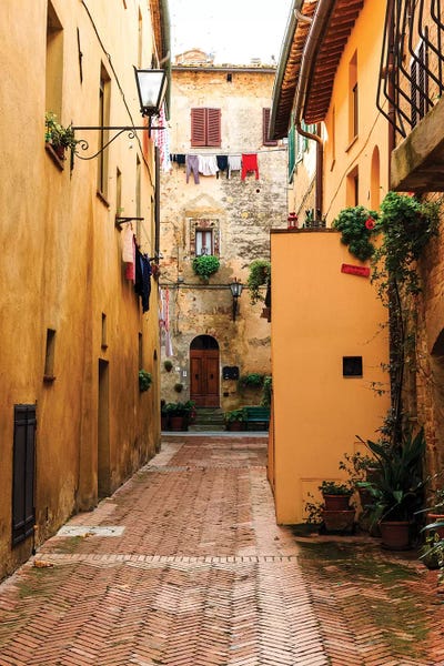 Italy, Tuscany, province of Siena, Chiusure. Hill town. Narrow passageway.