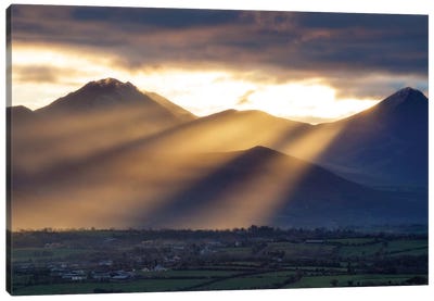 Crepuscular Rays, Macgillycuddy's Reeks, County Kerry, Munster Province, Republic Of Ireland Canvas Art Print - Mountain Sunrise & Sunset Art