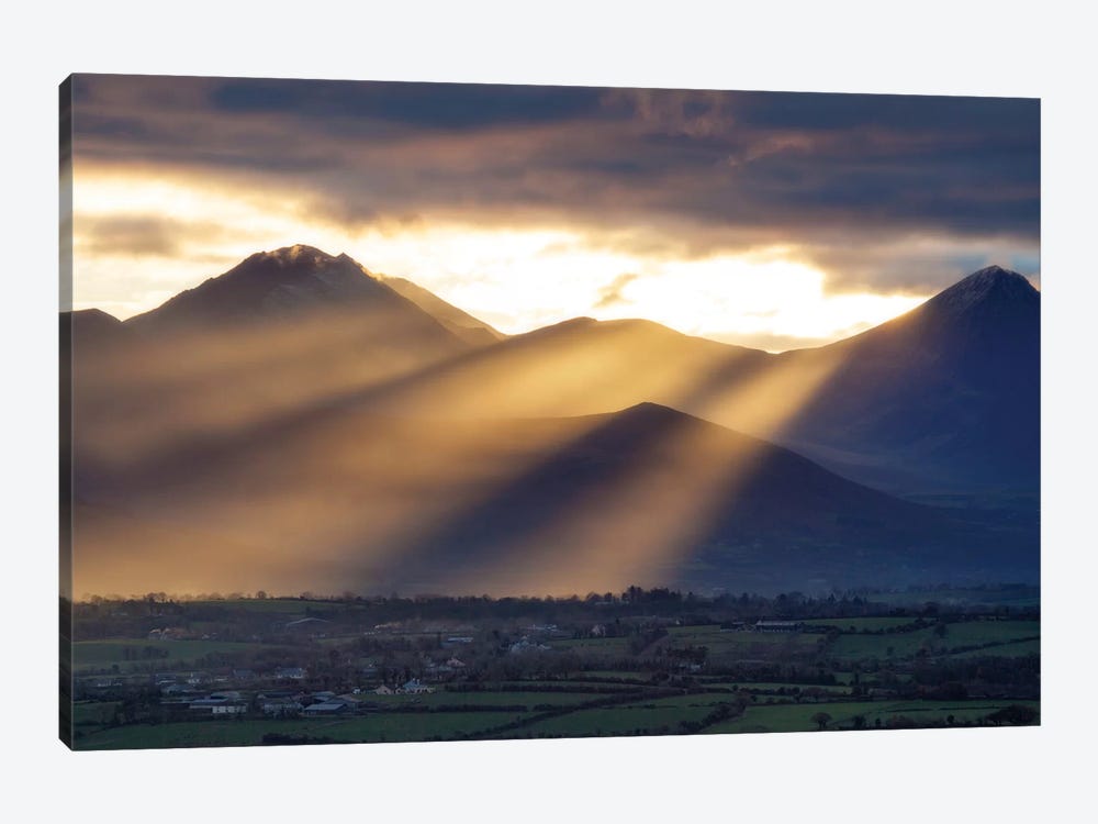 Crepuscular Rays, Macgillycuddy's Reeks, County Kerry, Munster Province, Republic Of Ireland by Gareth McCormack 1-piece Canvas Art Print