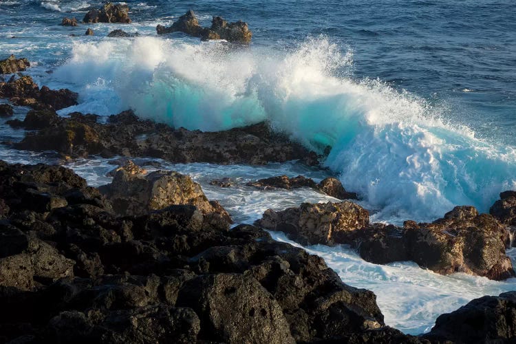 Huge waves crashing against lava rocks on coast of Big Island, Hawaii