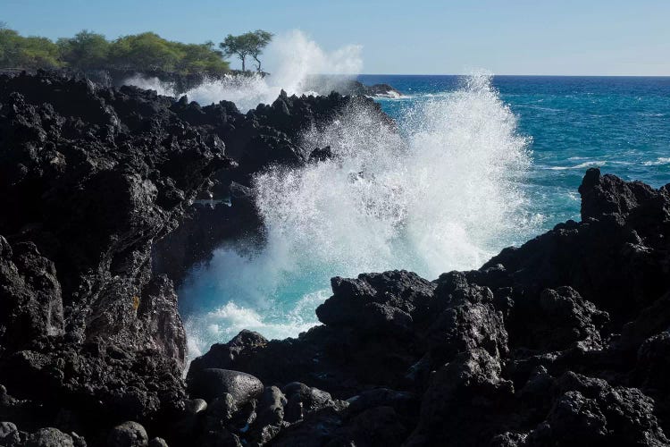 Huge waves crashing against lava rocks on coast of Big Island, Hawaii