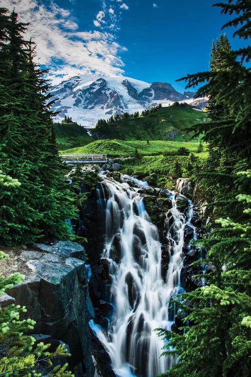 USA, Washington State, Mount Rainier National Park, Mount Rainier, waterfall