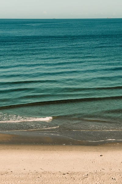 Minimalist Photography: Layers Of Waves by Sebastian Hilgetag