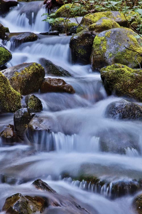 USA, Oregon, Columbia River Gorge, Water Cascading over Rocks at Punchbowl Falls
