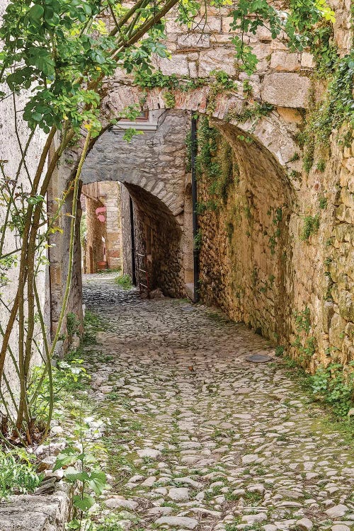 France, Saint-Cirq Lapopie. Tunneled walkway