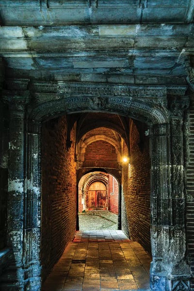 France, Toulouse. Tunnel leading to a courtyard