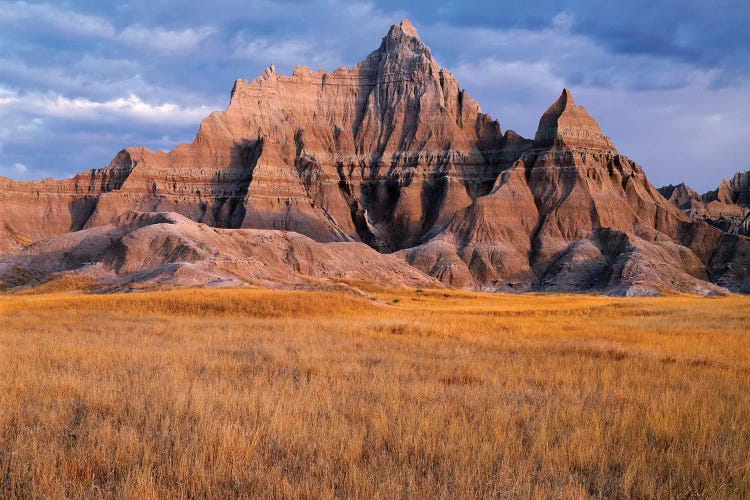 USA, South Dakota, Badlands National Park, Storm clouds over Vampire Peak