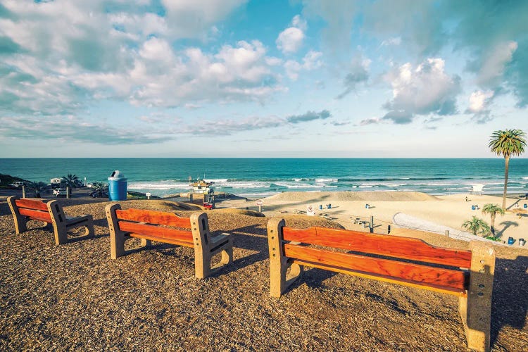 Seats Above Moonlight State Beach