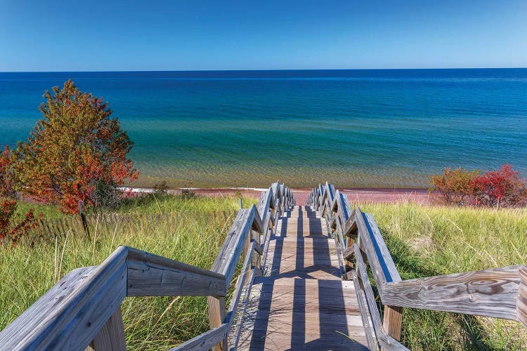 Michigan, Keweenaw Peninsula. Great Sand Bay, trail to beach and Lake Superior