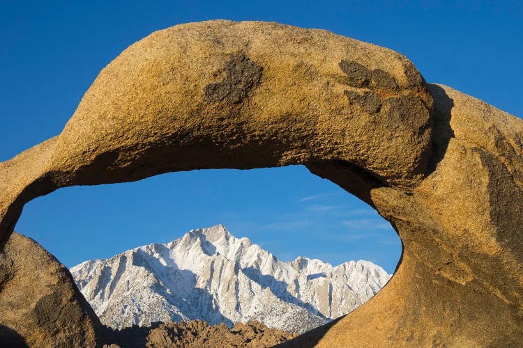 USA, California, Lone Pine. Alabama Hills, Mobius Arch and Lone Pine Peak.