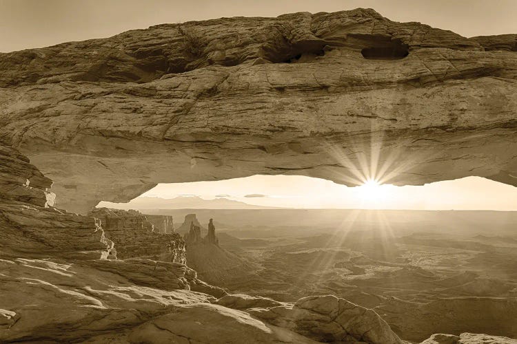 USA, Utah. Canyonlands National Park, Island in the Sky, Mesa Arch, sunrise.