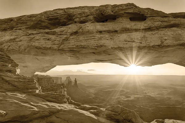 USA, Utah. Canyonlands National Park, Island in the Sky, Mesa Arch, sunrise.
