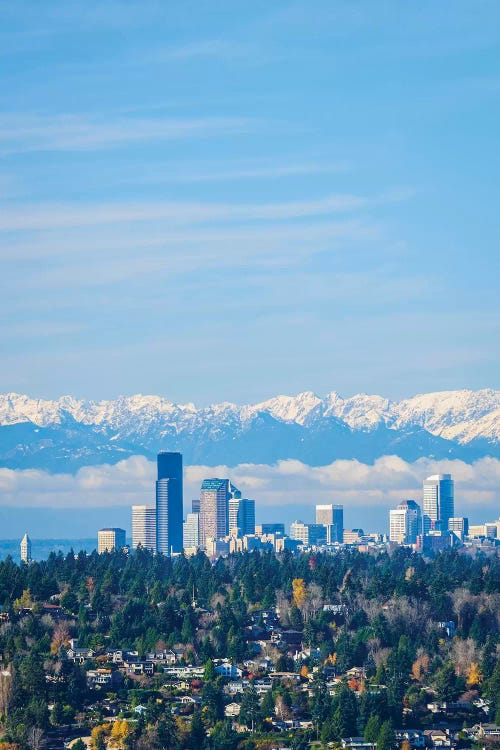 USA, Washington State. Seattle skyline and Olympic mountains