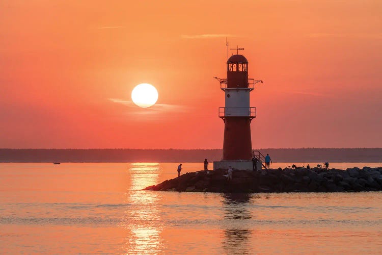 Lighthouse Molenfeuer Ostmole At Sunrise, Warnemünde, Rostock, Mecklenburg-Vorpommern, Germany