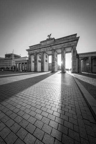 Berlin: Brandenburg Gate (Brandenburger Tor) Monochrome, Berlin Mitte, Germany by Jan Becke