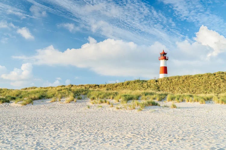 Lighthouse List Ost at the dune beach, Sylt, Schleswig-Holstein, Germany