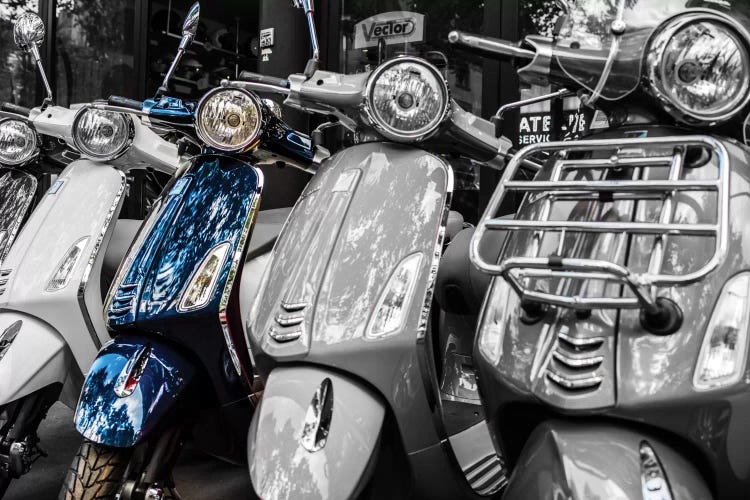 Blue Vespa, Paris