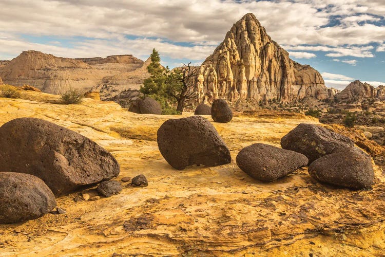 USA, Utah, Capitol Reef National Park. Pectols Pyramid in autumn.