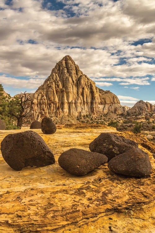 USA, Utah, Capitol Reef National Park. Pectols Pyramid in autumn.