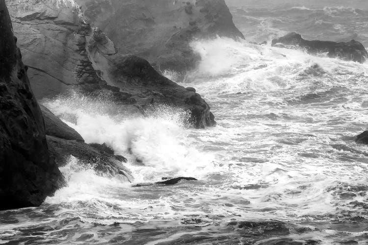 USA, Oregon, Bandon. Storm waves on coast.