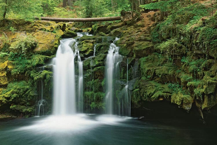 USA, Oregon, Umpqua River. Waterfall.