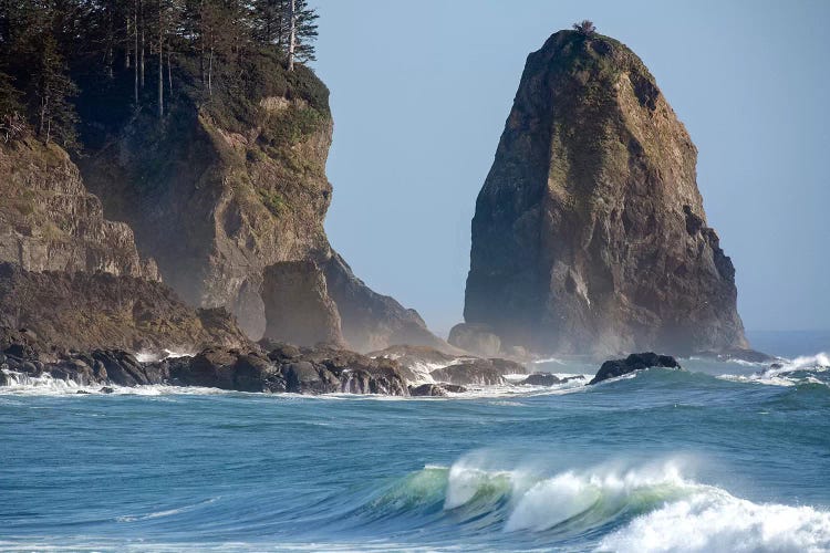 USA, Washington State. Waves crash on the shore of First Beach.