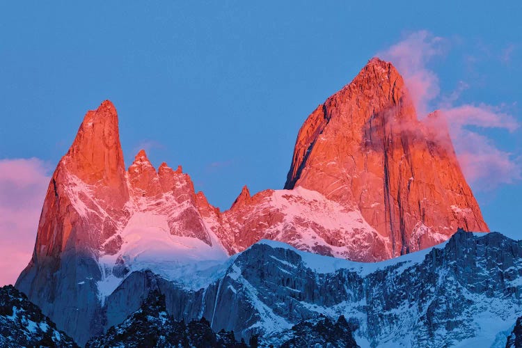 Argentina, Patagonia, Los Glaciares National Park. Sunrise on Mount Fitz Roy.