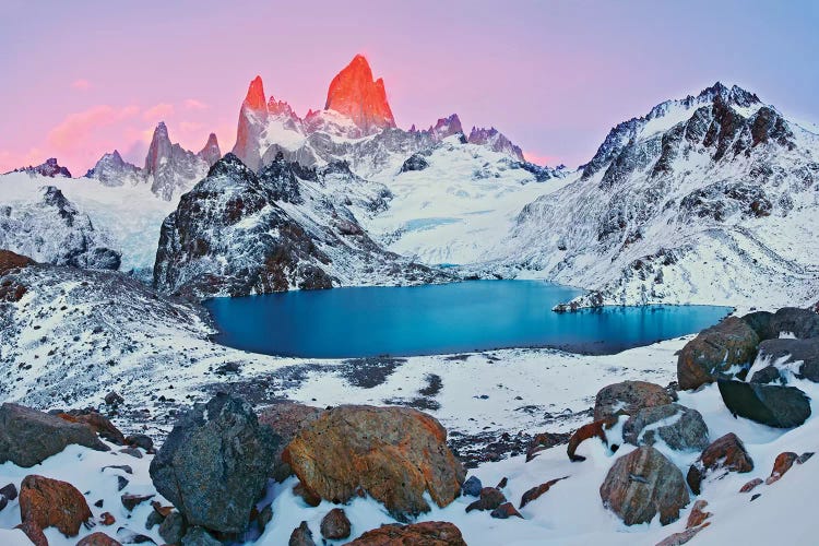 Argentina, Patagonia, Los Glaciares NP. Sunrise on Mount Fitz Roy and Laguna de los Tres.