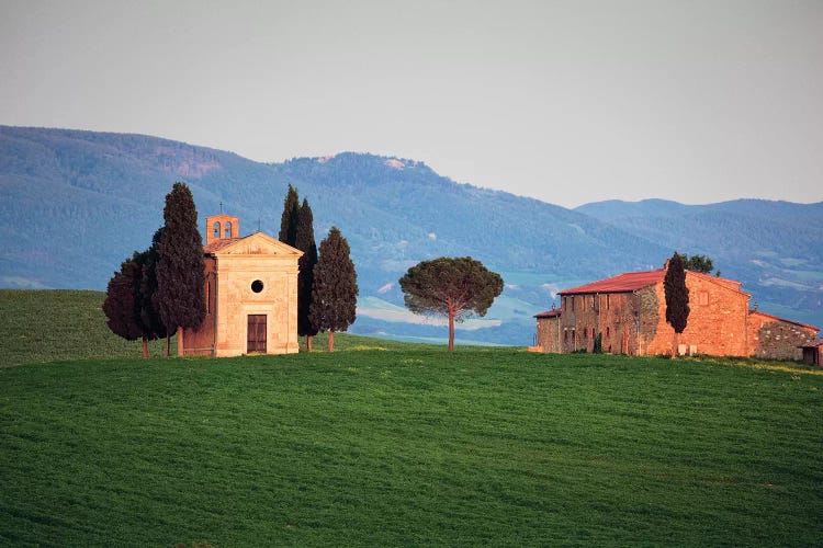 Italy, Tuscany, Val d'Orcia. Chapel of Vitaleta and house. 