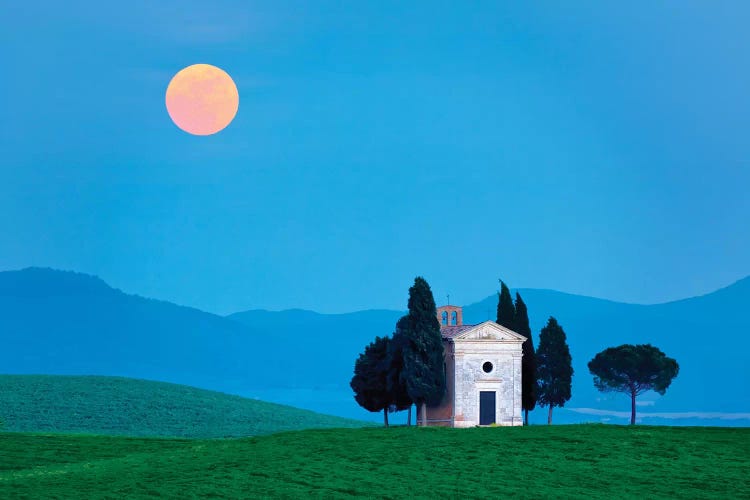 Italy, Tuscany, Val d'Orcia. Moonrise over Chapel of Vitaleta. 