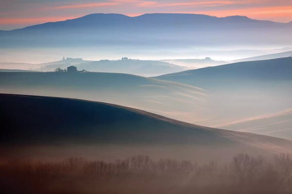 Italy, Val d' Orcia. Il Belvedere farmhouse at sunrise.