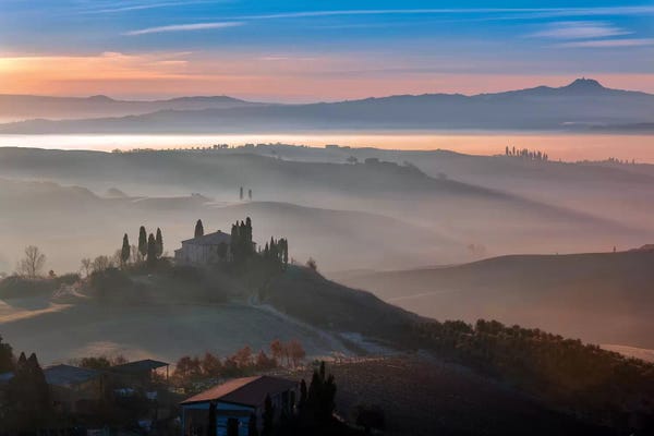 Italy, Val d' Orcia. Il Belvedere farmhouse at sunrise.