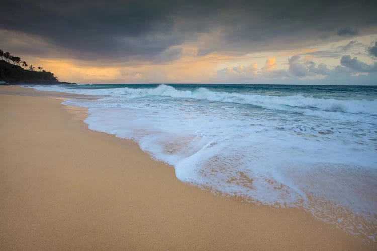 USA, Hawaii, Kauai. Cloudy morning at Secret Beach.