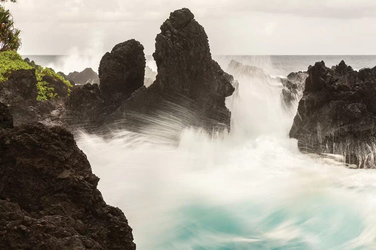 USA, Hawaii, Laupahoehoe Beach Point State Park. Crashing waves on shore rocks.