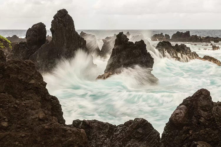 USA, Hawaii, Laupahoehoe Beach Point State Park. Crashing waves on shore rocks.