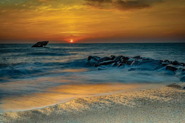 USA, New Jersey, Cape May National Seashore. Sunrise on ocean shore.