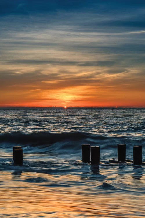 USA, New Jersey, Cape May National Seashore. Sunrise on winter shoreline. 